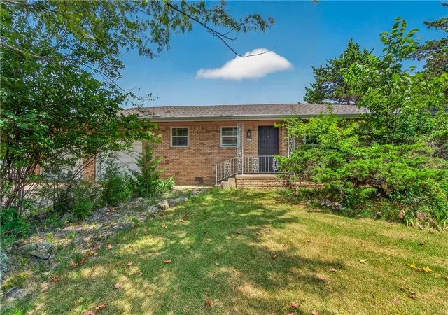 2nd image of 1117 Ridgeway Dr, Fayetteville, AR 72701 | MLS# 1356779