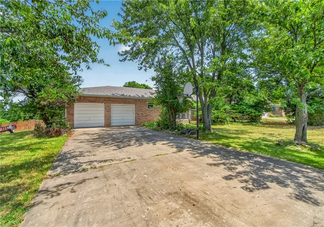 Photo 3 of Single family home for sale at 1117 E Ridgeway Dr, Fayetteville, AR 72701 | MLS# 1356779 | Listing updated on 2026-07-30