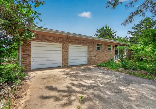 Photo 3 of Single family home for sale at 1117 E Ridgeway Dr, Fayetteville, AR 72701 | MLS# 1356779 | Listing updated on 2026-07-30
