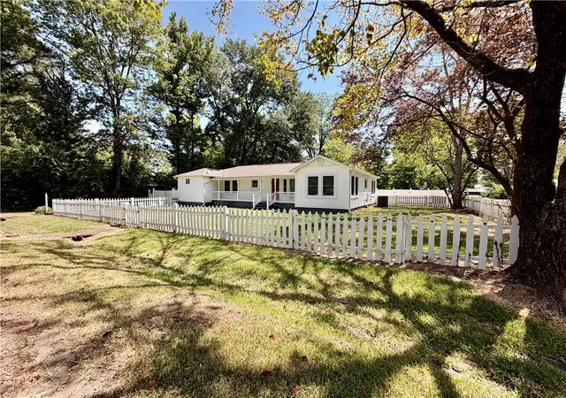 2nd image of 223 Galveston Ave, Russellville, AR 72801 | MLS# 1357181