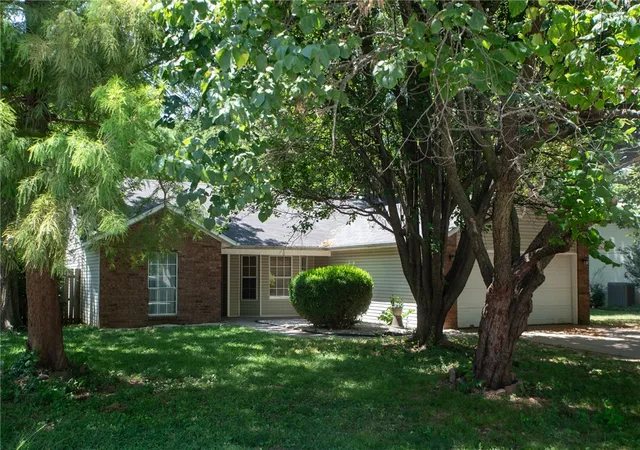2nd image of 1299 N Fieldstone Ave, Fayetteville, AR 72704 | MLS# 1357479