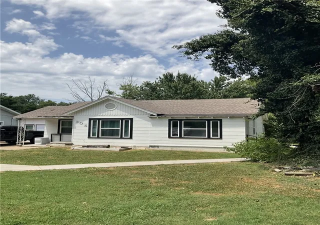 1st image of 305 E Franklin St, Siloam Springs, AR 72761 | MLS# 1357483