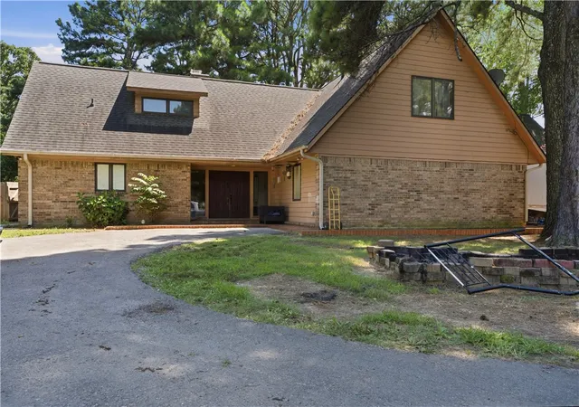 Photo 2 of Single family home for sale at 2414 Sherwood Ln, Fayetteville, AR 72703 | MLS# 1357526 | Listing updated on 2026-08-03
