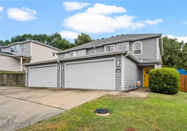 2nd image of 2901, 2903 E Sterling Ct, Fayetteville, AR 72703 | MLS# 1357573