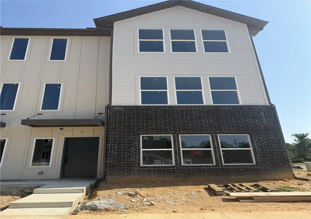 2nd image of 4237 W Sardinia Wy #5, Fayetteville, AR 72704 | MLS# 1357836