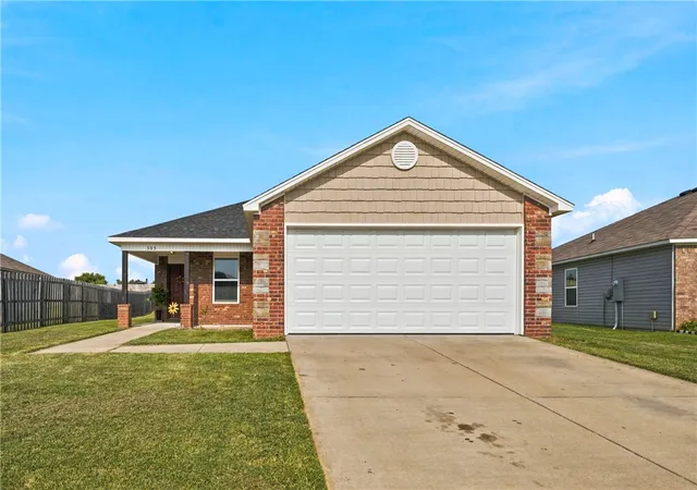 Photo 2 of Sale Pending at 305 E Glendale Ln, Rogers, AR 72758 | MLS# 1354599 | Listing updated on 2026-08-27