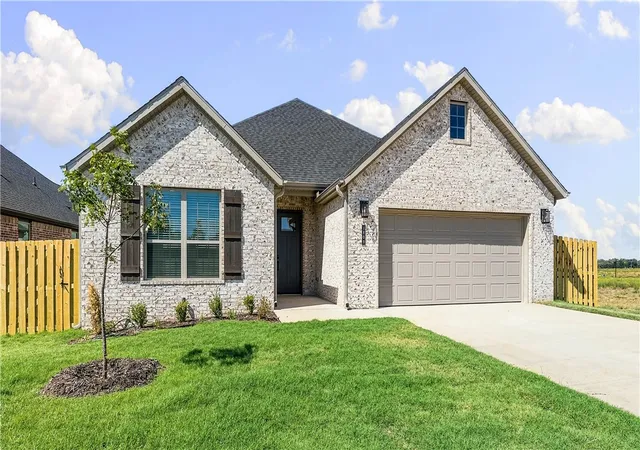 Photo 2 of Sale Pending at 1809 Goldthorp St, Pea Ridge, AR 72751 | MLS# 1358595 | Listing updated on 2026-10-11