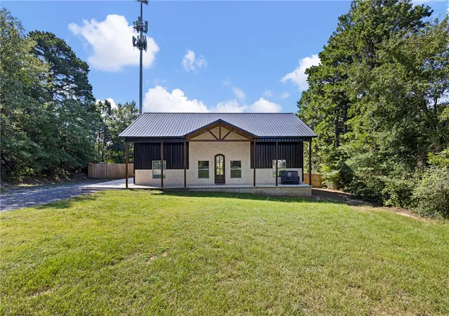 Photo 2 of Single family home for sale at 401 Mountain View Ct, Russellville, AR 72802 | MLS# 1358994 | Listing updated on 2026-08-27