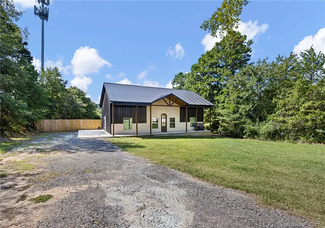 Photo 3 of Single family home for sale at 401 Mountain View Ct, Russellville, AR 72802 | MLS# 1358994 | Listing updated on 2026-08-27