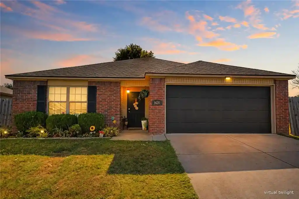 Single family home for sale at 1424 S Spritz Dr, Fayetteville, AR 72701 | MLS# 1359597