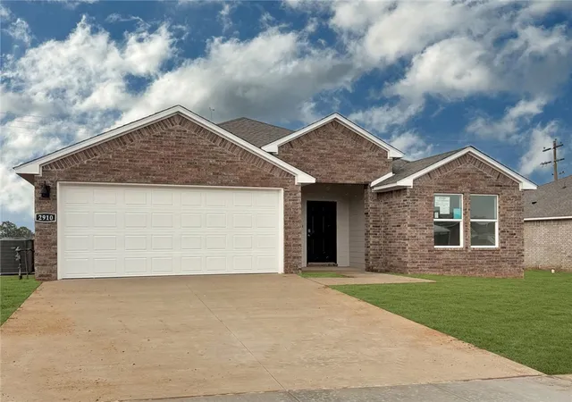 Photo 1 of Single family home for sale at 555 Oklahoma St, Farmington, AR 72730 | MLS# 1360075 | Listing updated on 2026-08-26