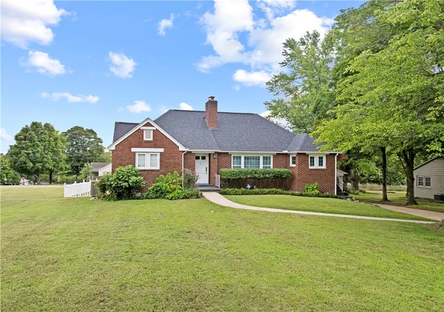 Photo 3 of Single family home for sale at 6 Westwood Dr, Harrison, AR 72601 | MLS# 1359539 | Listing updated on 2026-08-26