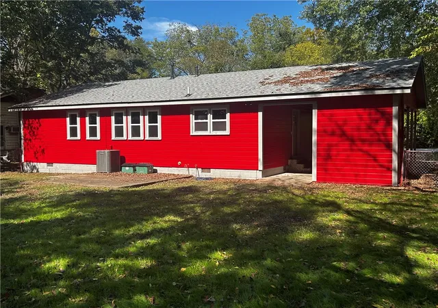 Photo 2 of Single family home for sale at 6 W Montgomery St, Fayetteville, AR 72701 | MLS# 1360461 | Listing updated on 2026-08-31