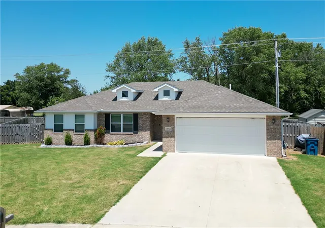 Photo 3 of Single family home for sale at 1512 Leah St, Gentry, AR 72734 | MLS# 1360668 | Listing updated on 2026-09-01