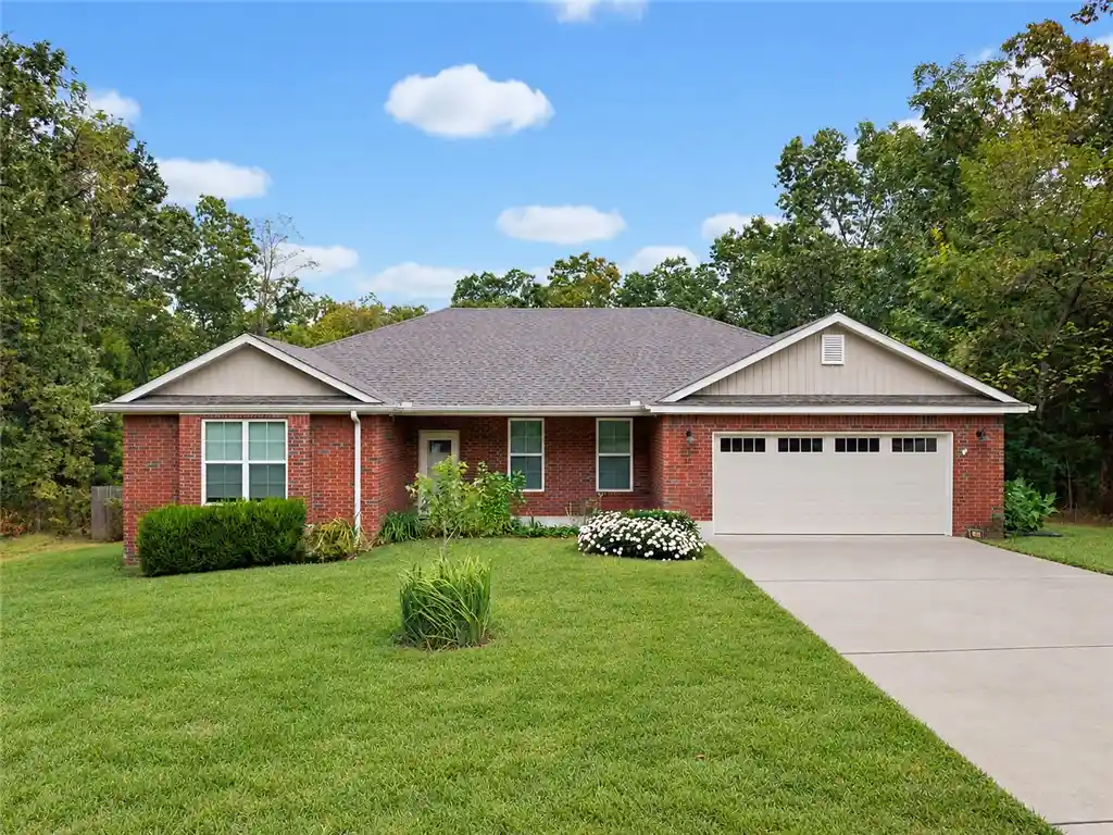 Photo 1 of Single family home for sale at 10 Stonehaven Ln, Bella Vista, AR 72715 | MLS# 1361893 | Listing updated on 2026-10-29