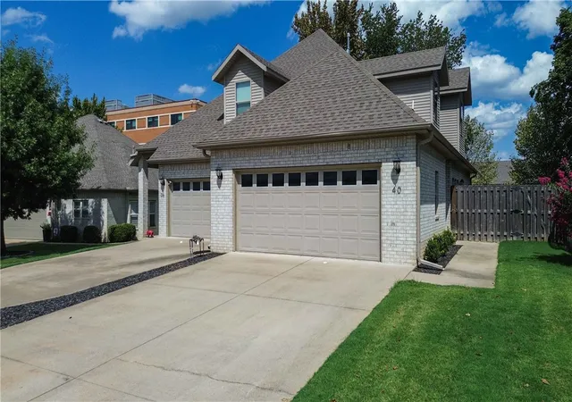 Townhouse for sale at 40 E Cydnee St, Fayetteville, AR 72703 | MLS# 1361306