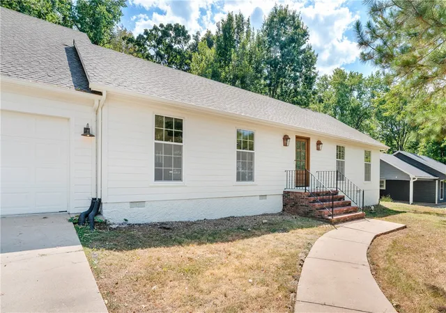 Photo 2 of Single family home for sale at 1819 E Viewpoint Dr, Fayetteville, AR 72701 | MLS# 1360595 | Listing updated on 2026-10-28