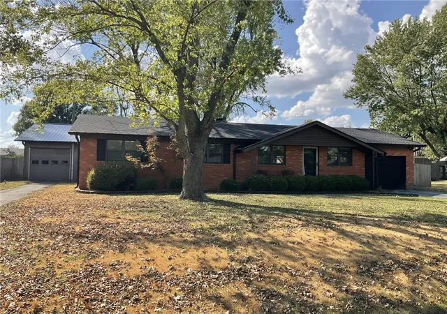 Photo 1 of Single family home for sale at 900 S Oak Hl St, Siloam Springs, AR 72761 | MLS# 1362160 | Listing updated on 2026-10-06