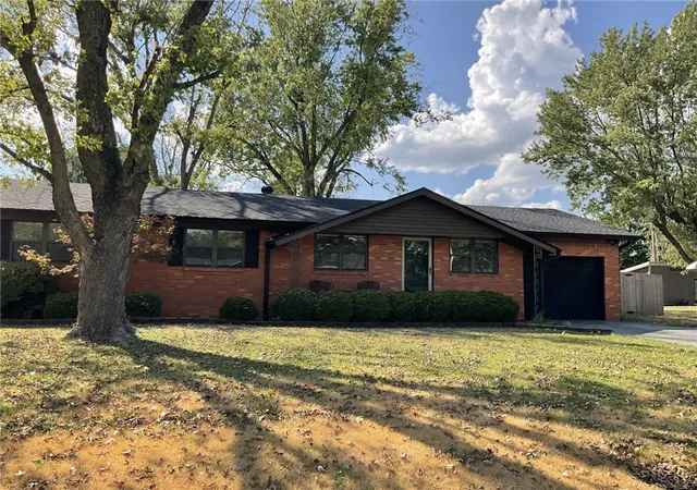 Photo 2 of Single family home for sale at 900 S Oak Hl St, Siloam Springs, AR 72761 | MLS# 1362160 | Listing updated on 2026-10-06