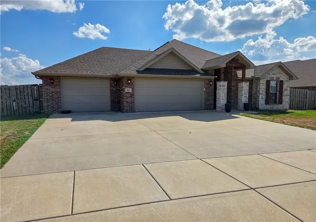 Photo 2 of Sale Pending at 621 Melrose Pl, Bentonville, AR 72712 | MLS# 1362152 | Listing updated on 2026-09-21