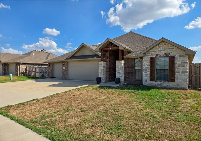 Photo 3 of Sale Pending at 621 Melrose Pl, Bentonville, AR 72712 | MLS# 1362152 | Listing updated on 2026-09-21