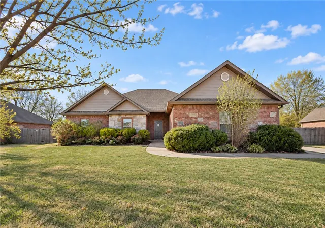 Photo 1 of Sale Pending at 510 Grandview Dr, Prairie Grove, AR 72753 | MLS# 1362226 | Listing updated on 2026-10-01