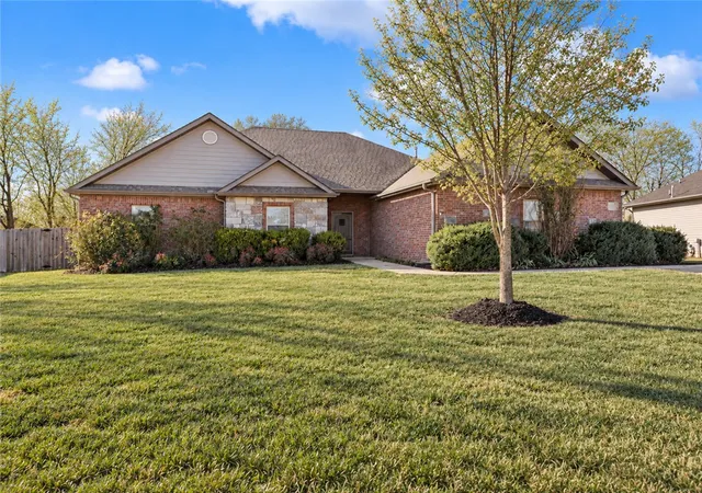 Photo 2 of Sale Pending at 510 Grandview Dr, Prairie Grove, AR 72753 | MLS# 1362226 | Listing updated on 2026-10-01