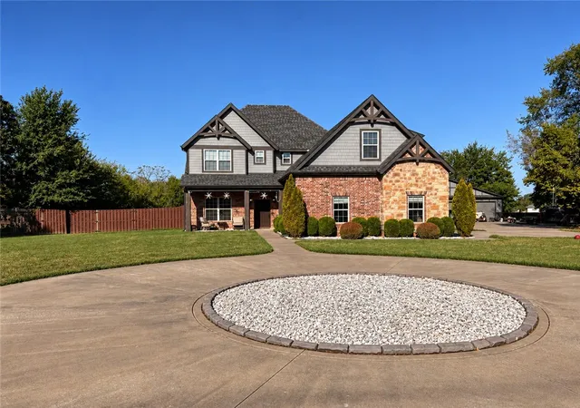 Photo 3 of Single family home for sale at 815 Ford Ln, Lowell, AR 72745 | MLS# 1362197 | Listing updated on 2026-09-16
