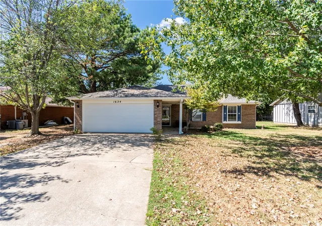 Photo 2 of Sale Pending at 1624 Hefton St, Siloam Springs, AR 72761 | MLS# 1362232 | Listing updated on 2026-10-05