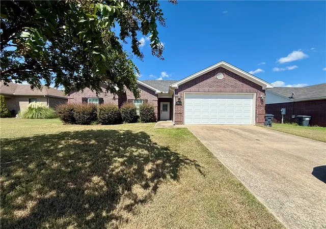Photo 3 of Single family home for sale at 409 Ashford Dr, Russellville, AR 72802 | MLS# 1361989 | Listing updated on 2026-10-07