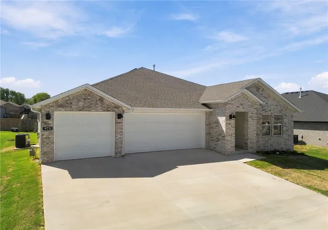 Photo 2 of Sale Pending at 1012 Pepperwood Dr, Prairie Grove, AR 72753 | MLS# 1362514 | Listing updated on 2026-10-02