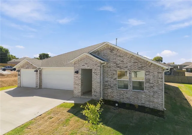 Photo 3 of Sale Pending at 1012 Pepperwood Dr, Prairie Grove, AR 72753 | MLS# 1362514 | Listing updated on 2026-10-02