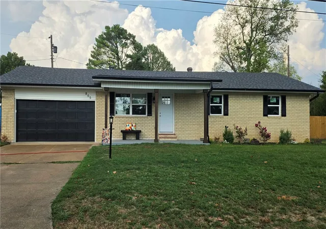 Photo 2 of Single family home for sale at 805 Lakeview Dr, Rogers, AR 72756 | MLS# 1361833 | Listing updated on 2026-10-02
