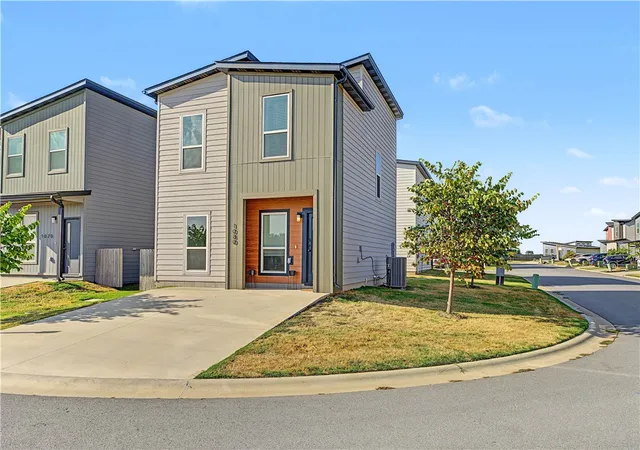Photo 2 of Single family home for sale at 1080 Illinois Ave, Bentonville, AR 72713 | MLS# 1362405 | Listing updated on 2026-09-18