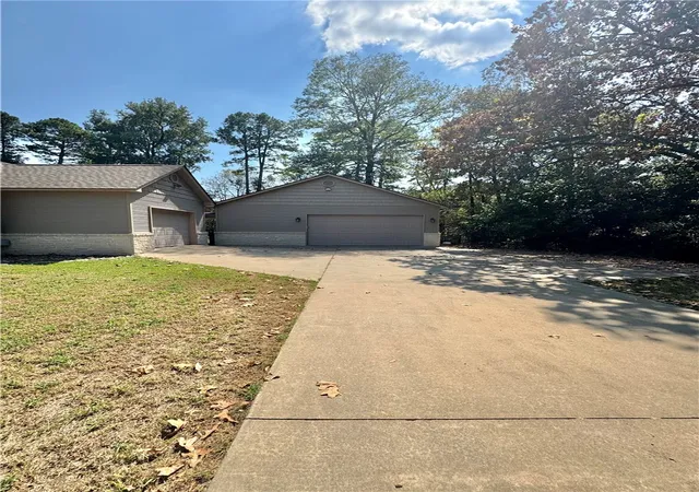 Photo 3 of Sale Pending at 207 Amy Lynn Pl, Russellville, AR 72802 | MLS# 1362455 | Listing updated on 2026-09-25