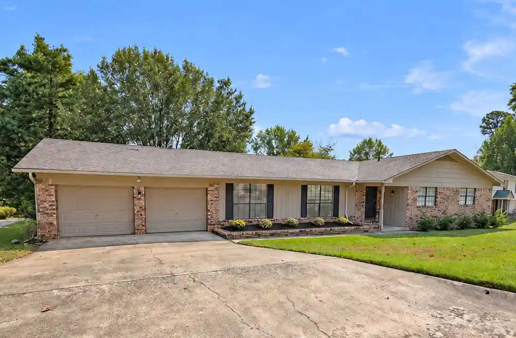 Single family home for sale at 907 Kings Ct, Russellville, AR 72801 | MLS# 1362577