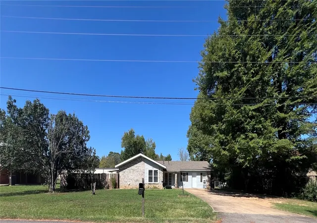 Photo 2 of Single family home for sale at 201 N Cumberland Ave, Russellville, AR 72801 | MLS# 1362632 | Listing updated on 2026-09-25