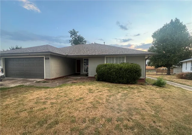 Photo 1 of Single family home for sale at 916 S 25th Street, Rogers, AR 72758 | MLS# 1362692 | Listing updated on 2026-09-21