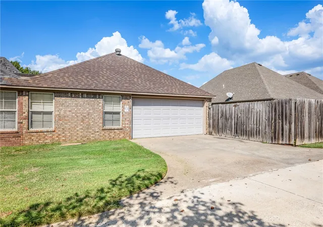 Photo 3 of Sale Pending at 3113 Sw Stonepoint Ave, Bentonville, AR 72713 | MLS# 1362011 | Listing updated on 2026-09-28