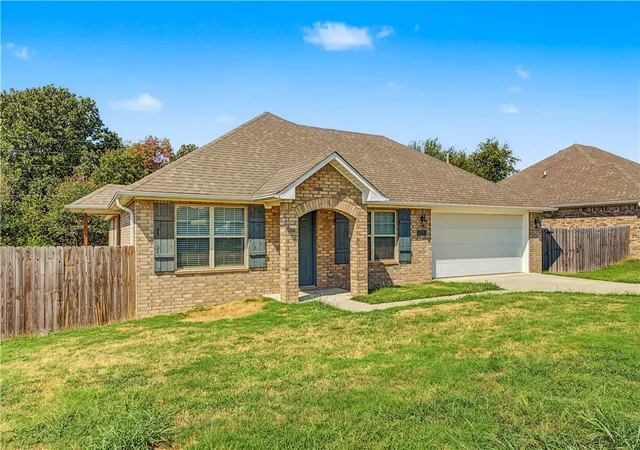 Photo 2 of Single family home for sale at 813 Saddlebrook St, Gentry, AR 72734 | MLS# 1362726 | Listing updated on 2026-10-01