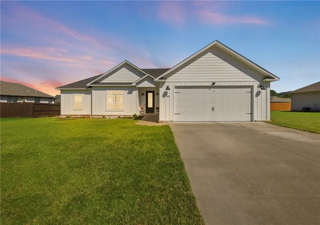 Photo 3 of Single family home for sale at 303 Promenade Cir, Russellville, AR 72801 | MLS# 1362740 | Listing updated on 2026-10-06