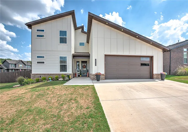Photo 2 of Single family home for sale at 2512 Fairway Cir, Pea Ridge, AR 72751 | MLS# 1362700 | Listing updated on 2026-10-10