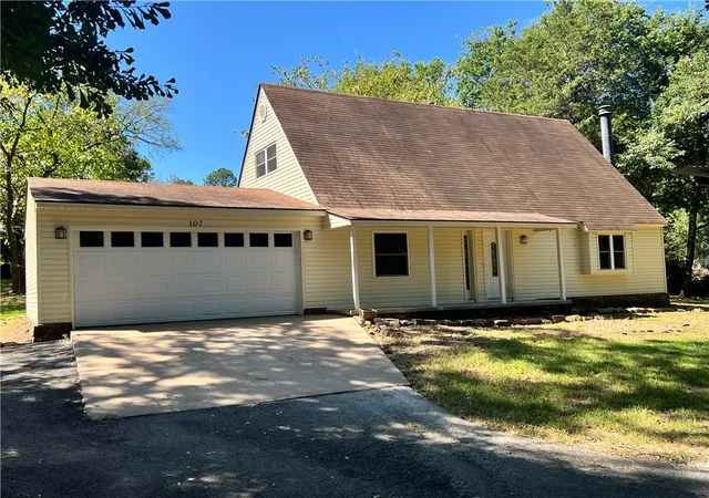 Photo 1 of Single family home for sale at 107 Foxwood Village Dr, Russellville, AR 72802 | MLS# 1362746 | Listing updated on 2026-10-07