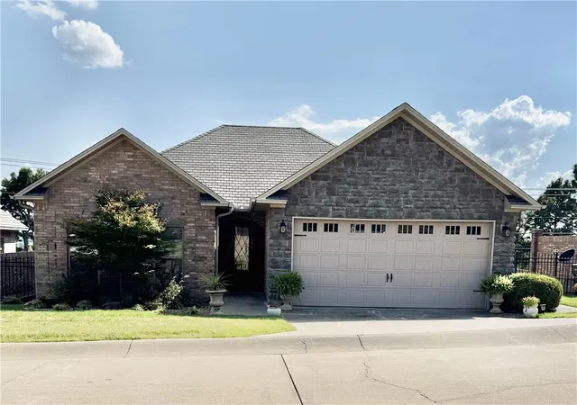Photo 2 of Sale Pending at 81 Village Ct, Russellville, AR 72802 | MLS# 1362464 | Listing updated on 2026-09-24