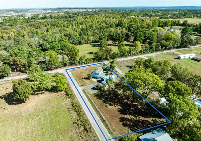 Photo 2 of Single family home for sale at 5504 Hilltop Rd, Van Buren, AR 72956 | MLS# 1363041 | Listing updated on 2026-10-12