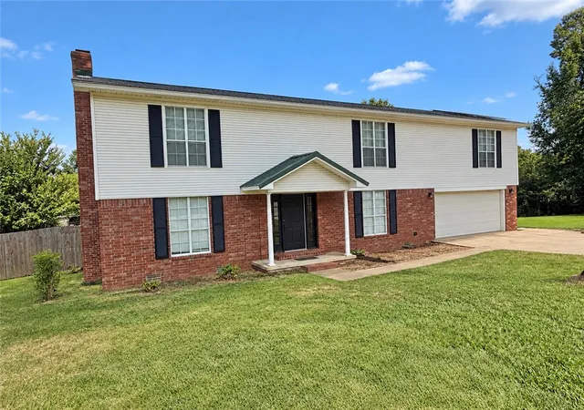 Photo 1 of Single family home for sale at 909 Kings Ct, Russellville, AR 72801 | MLS# 1362980 | Listing updated on 2026-09-24
