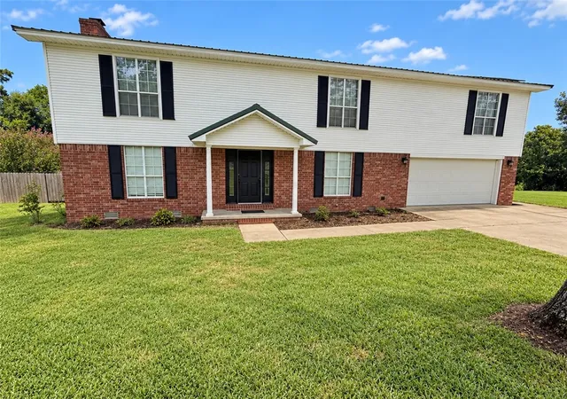 Photo 2 of Single family home for sale at 909 Kings Ct, Russellville, AR 72801 | MLS# 1362980 | Listing updated on 2026-09-24