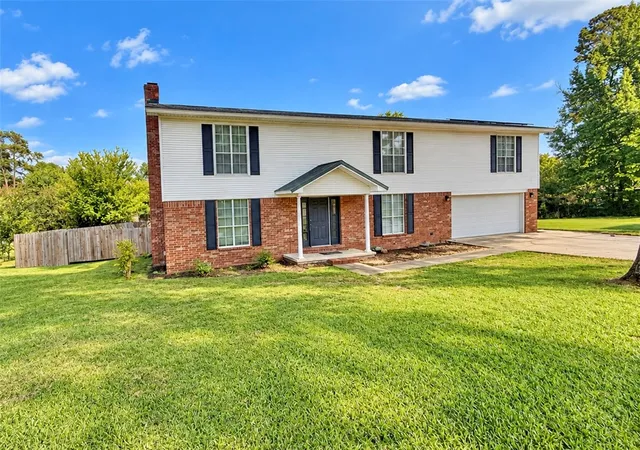 Photo 3 of Single family home for sale at 909 Kings Ct, Russellville, AR 72801 | MLS# 1362980 | Listing updated on 2026-09-24