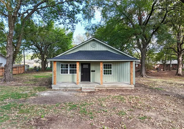 Photo 1 of Single family home for sale at 804 Johnson St, Clarksville, AR 72830 | MLS# 1363096 | Listing updated on 2026-09-28