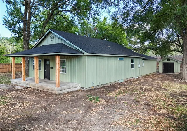 Photo 2 of Single family home for sale at 804 Johnson St, Clarksville, AR 72830 | MLS# 1363096 | Listing updated on 2026-09-28